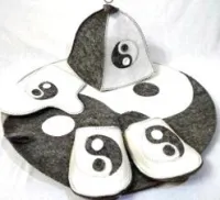 Набор из 4-х предметов (шапка "Инь-Янь", рукавица, коврик, тапочки), Жар-Банька набор из 4-х предметов (шапка "инь-янь", рукавица, коврик, тапочки), жар-банька